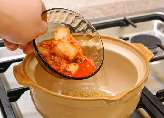 cho kim chi vào nồi canh