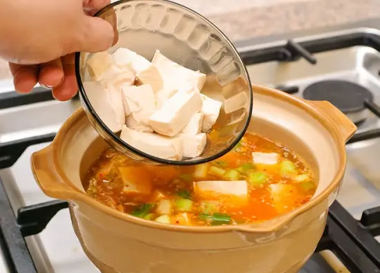 thêm đậu phụ vào canh