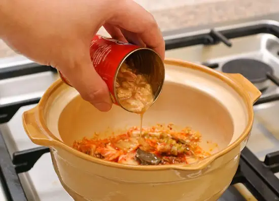cho cá ngừ vào canh kim chi