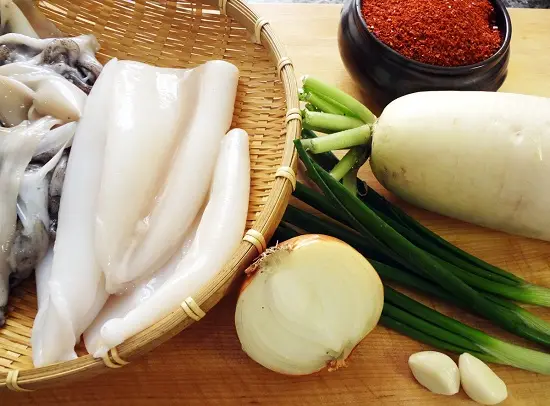 Cách nấu canh mực cay kiểu Hàn 2