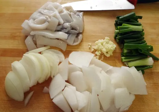 Cách nấu canh mực cay kiểu Hàn 3