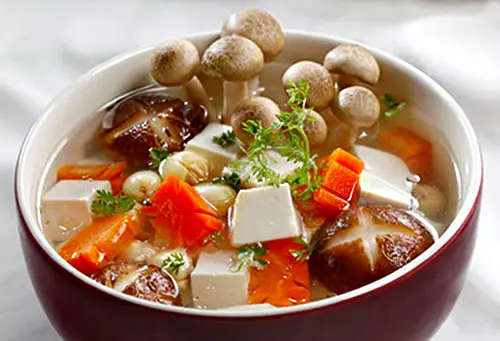 Cách nấu canh nấm hạt sen thập cẩm ngon bổ dưỡng