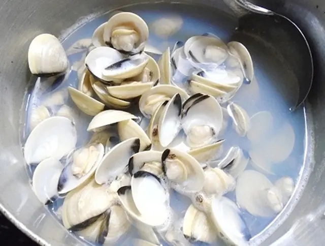 Cách nấu canh ngao mồng tơi ngọt hấp dẫn 3