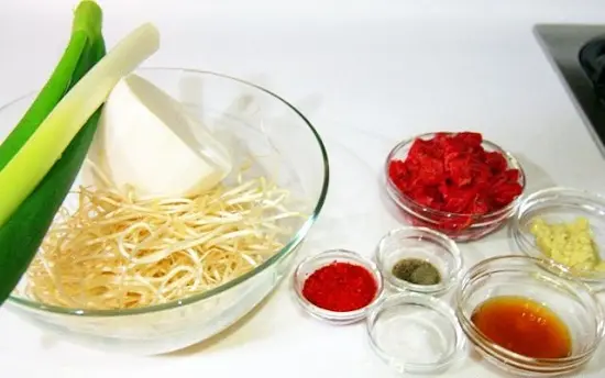 Cách làm canh thịt bò củ cải cay cho ngày lạnh 2