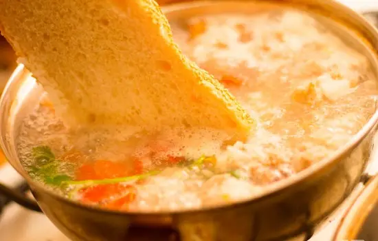 cho bánh mì vào canh