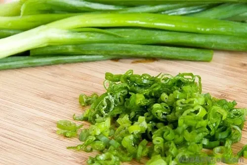Kết quả hình ảnh cho Hành lá rửa sạch, cắt khúc ngắn