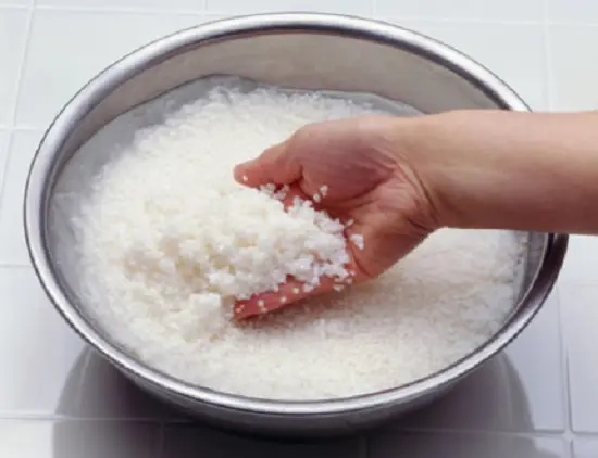 gạo vo sạch - cách nấu cháo gà