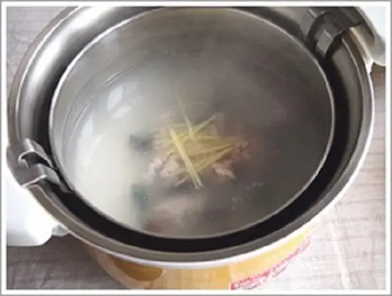 cho tôm, thịt và gừng vào cháo