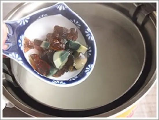cho trứng bắc thảo vào cháo