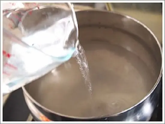 cho gạo vào nồi ninh nhừ