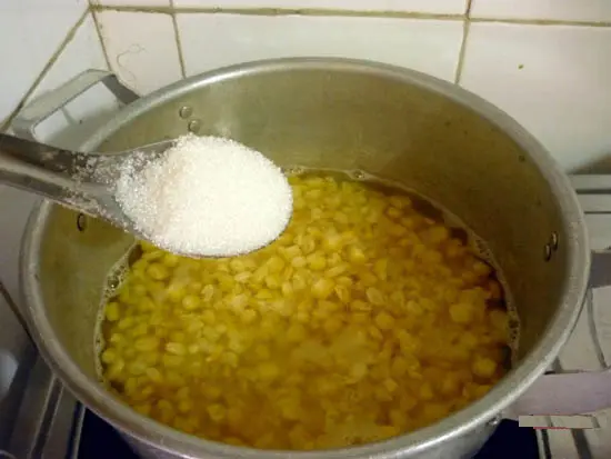 cach-nau-che-ngo-ngot-2 copy
