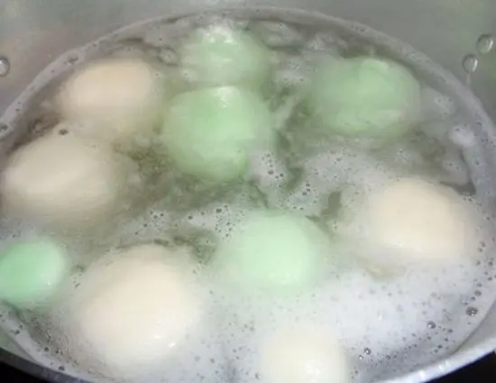 Cách nấu chè trôi nước lá dứa nhân đậu xanh-8