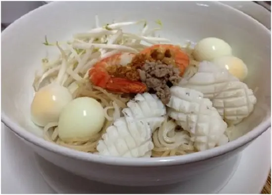 xếp các nguyên liệu cùng hủ tiếu ra bát làm hủ tiếu Nam Vang