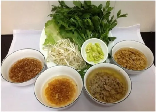 xào thịt, hành, tỏi làm hủ tiếu Nam Vang