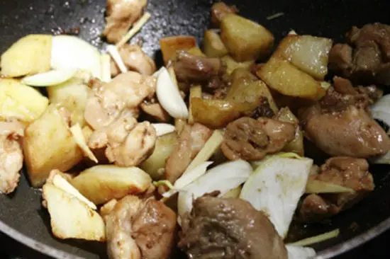 Nêm nếm cho món khoai tây xào thịt gà vừa khẩu vị