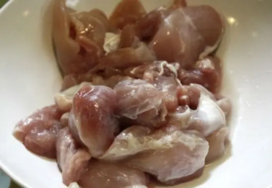 Sơ chế thịt gà làm món khoai tây xào thịt gà