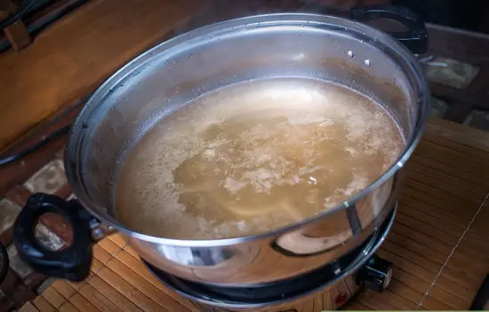 chuẩn bị nước dùng - cách nấu lẩu hải sản