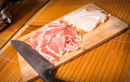 thái thịt ăn lẩu - cách nấu lẩu hải sản