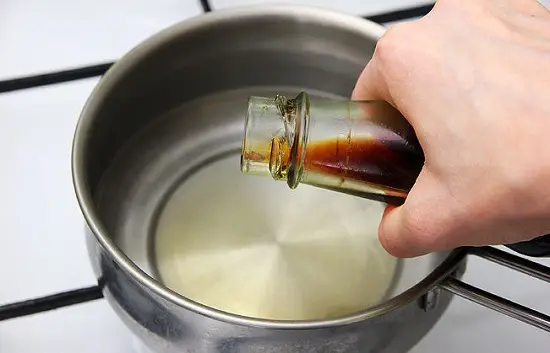 cho nước tương vào nước sôi