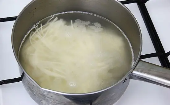 luộc mì ramen