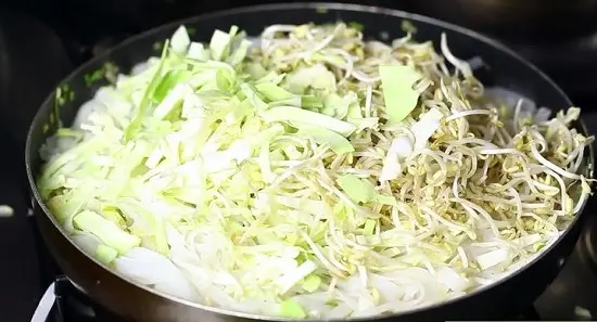 Cách nấu mì xào Thái Lan thơm ngon mê li 7
