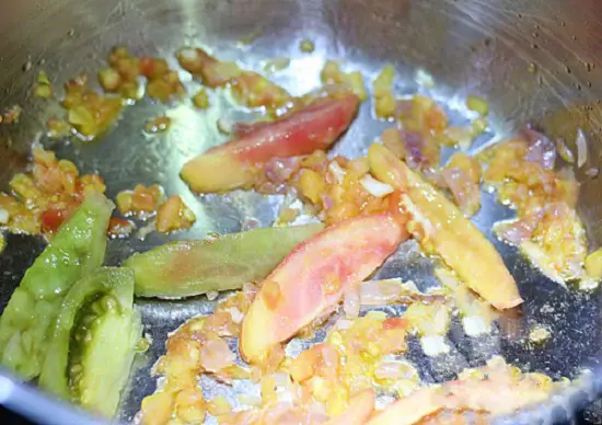 Xào cà chua chín để nấu món ăn hàng ngày với món canh cà chua trứng