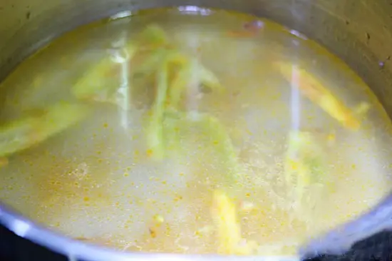 Đun món canh cà chua trứng trong khi nấu món ăn hàng ngày