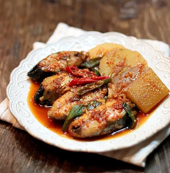 cá thu kho củ cải kiểu Hàn đậm đà