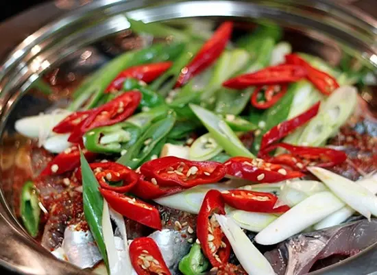xếp ớt lên trên mặt cá