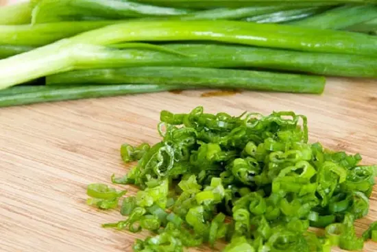 hành lá thái nhỏ
