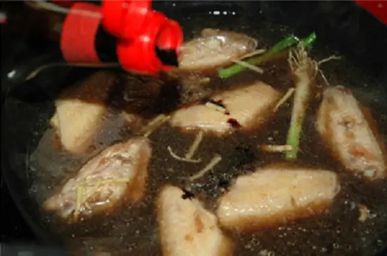 cho nước tương vào gà