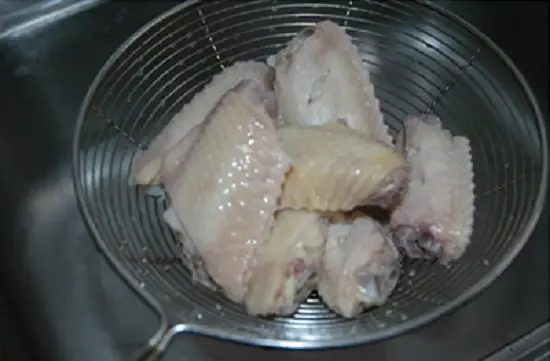 vớt cánh gà cho ráo nước