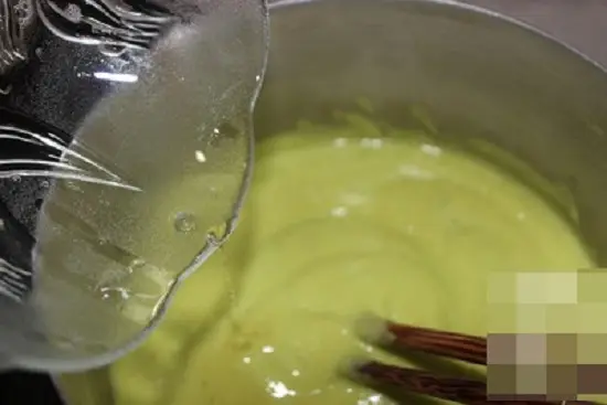 cho phần nước gelatin vào