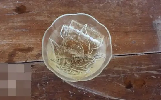 thêm nước nóng vào lá gelatin