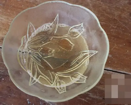 ngâm lá gelatin vào nước lạnh