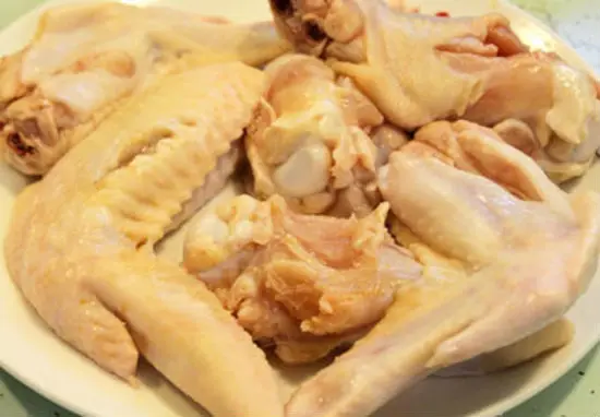 Sơ chế nguyên liệu làm món gà rang gừng