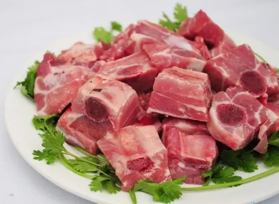 sườn kho ngũ sắc chặt sườn
