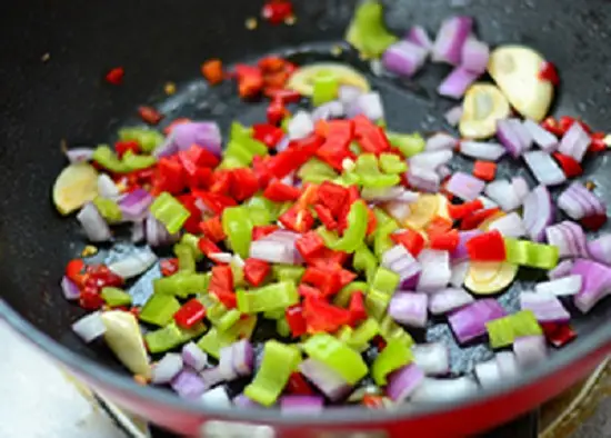 sườn kho ngũ sắc xào rau củ