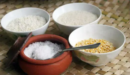 Chuẩn bị phần muối gạo để làm món thịt gà rang muối