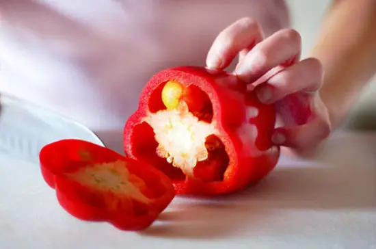 Sơ chế ớt làm món sườn xào chua ngọt