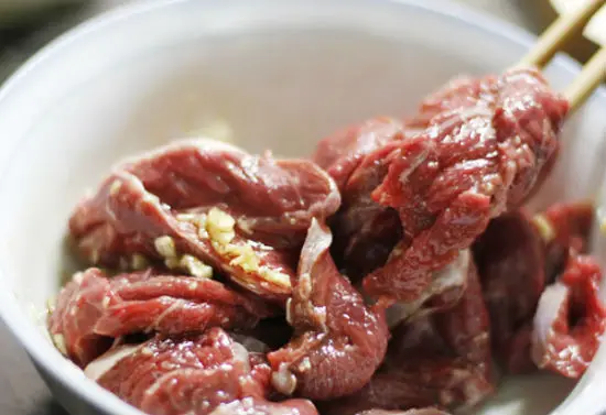 Ướp thịt bò làm món thịt bò sốt vang