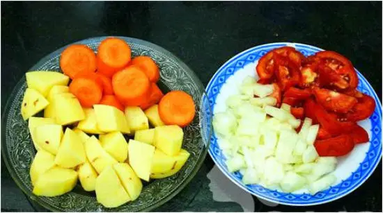 Sơ chế rau củ làm món thịt bò sốt vang
