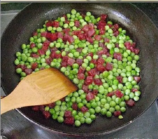 chiên đậu hà lan và lạp xưởng