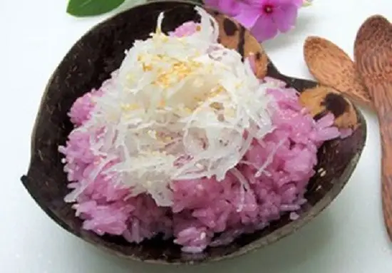 xôi sắn lá cẩm ăn với dừa