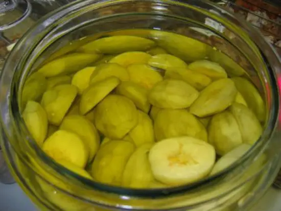 Cho cóc vào bình ngâm cóc chua ngọt