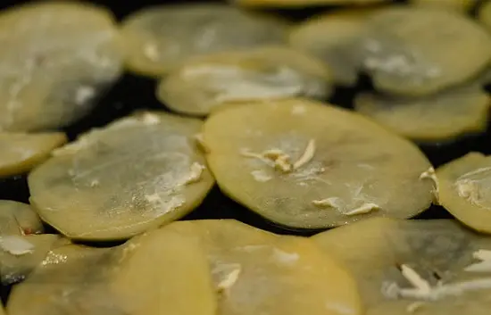 phết bơ lên mặt khoai