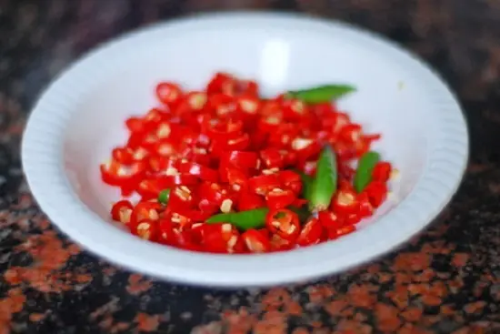 Ớt thái nhỏ để pha nước chấm nem
