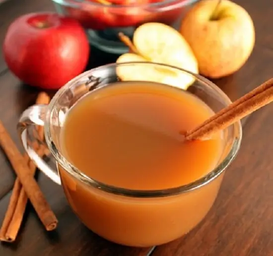 rót rượu vào cốc