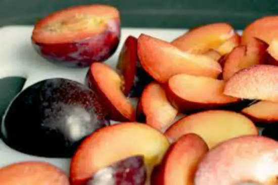 Để pha trà mận bổ mânj ra thành những miếng nhỏ