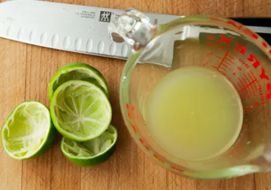 Sử dụng nước cốt chanh để pha trà mận